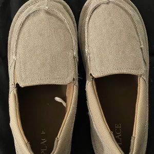 My son outgrew these shoes before being able to wear.. Tan+boat shoes+size 5.